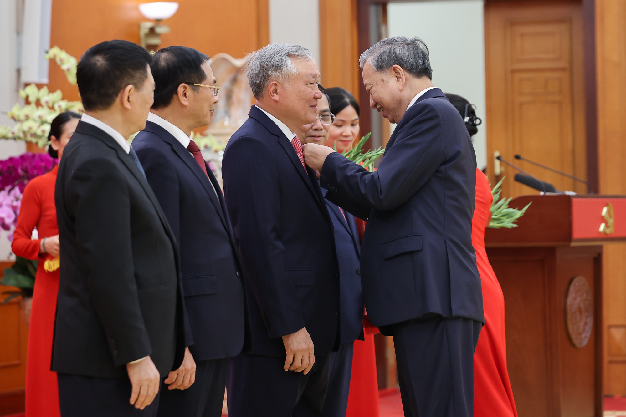 Trao huân chương, huy hiệu Đảng tặng Thủ tướng Phạm Minh Chính và các lãnh đạo- Ảnh 2. Trao huân chương, huy hiệu Đảng tặng Thủ tướng Phạm Minh Chính và các lãnh đạo- Ảnh 2.