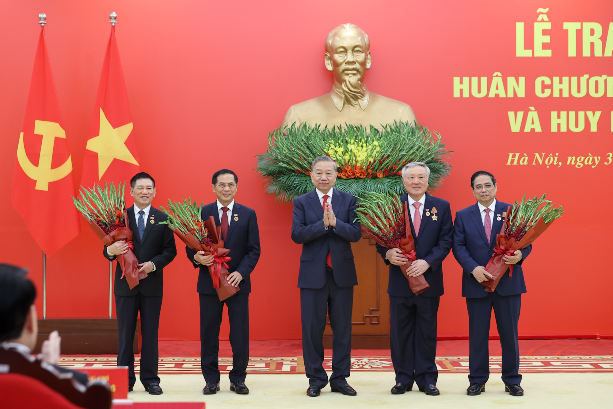 Trao huân chương, huy hiệu Đảng tặng Thủ tướng Phạm Minh Chính và các lãnh đạo- Ảnh 4. Trao huân chương, huy hiệu Đảng tặng Thủ tướng Phạm Minh Chính và các lãnh đạo- Ảnh 4.