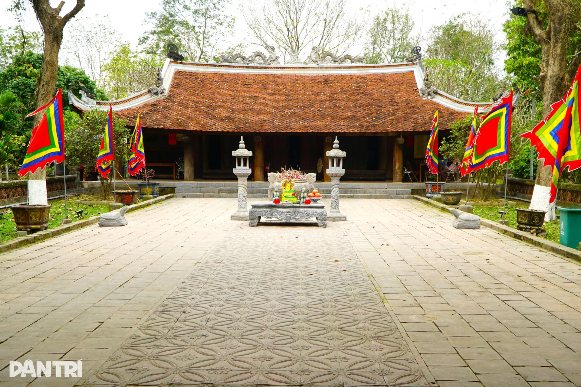 Ngôi đền cổ có đôi đũa thử độc và đĩa đá cổ - 2 Ngôi đền cổ có đôi đũa thử độc và đĩa đá cổ - 2