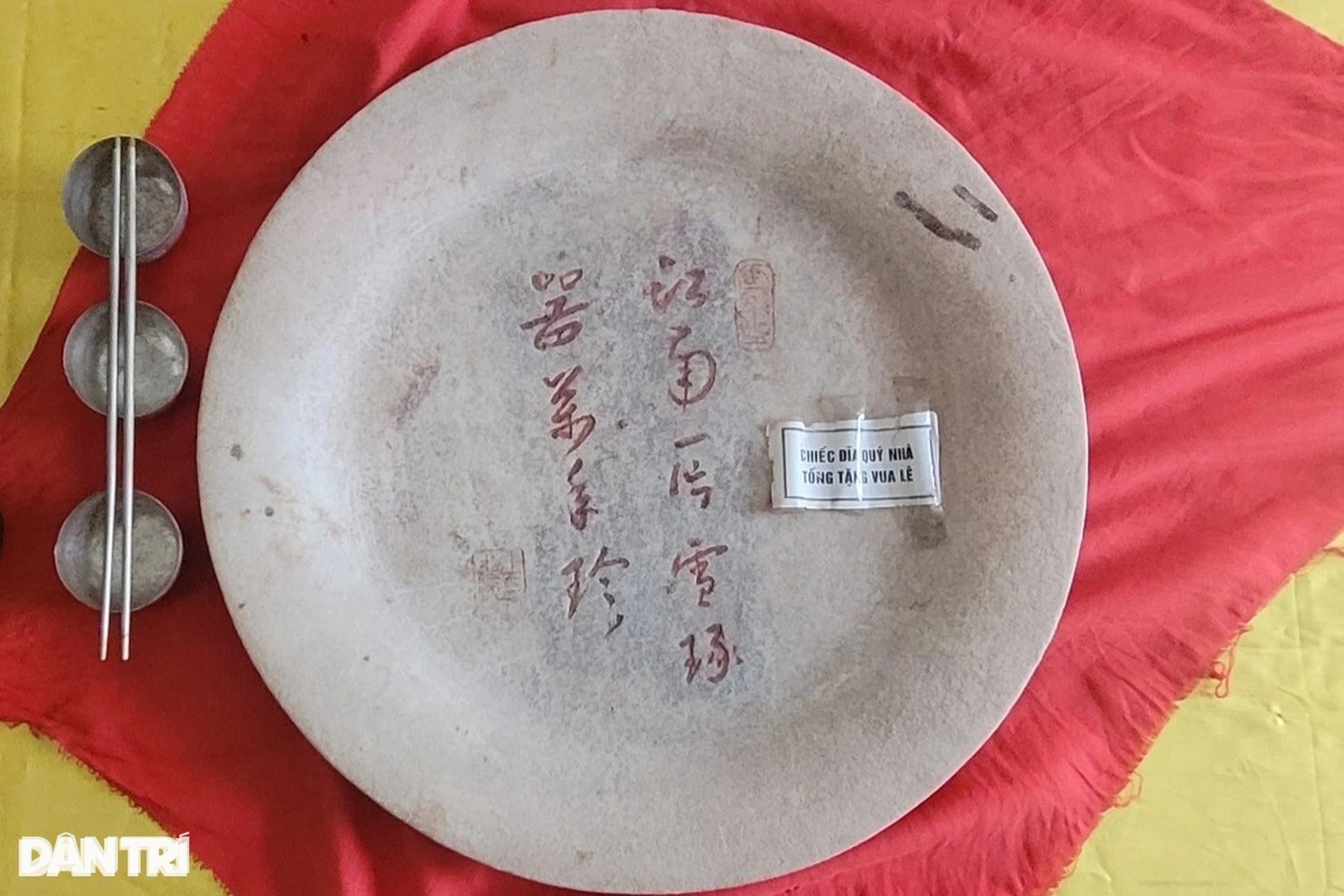 Ngôi đền cổ có đôi đũa thử độc và đĩa đá cổ - 11 Ngôi đền cổ có đôi đũa thử độc và đĩa đá cổ - 11