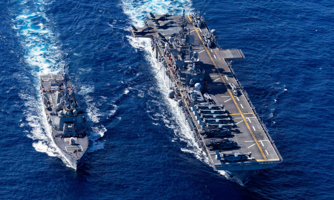 USS Tripoli (phải) tiếp dầu cho tàu khu trục USS Rafael Peralta ở Thái Bình Dương hồi tháng 2. Ảnh: US Navy