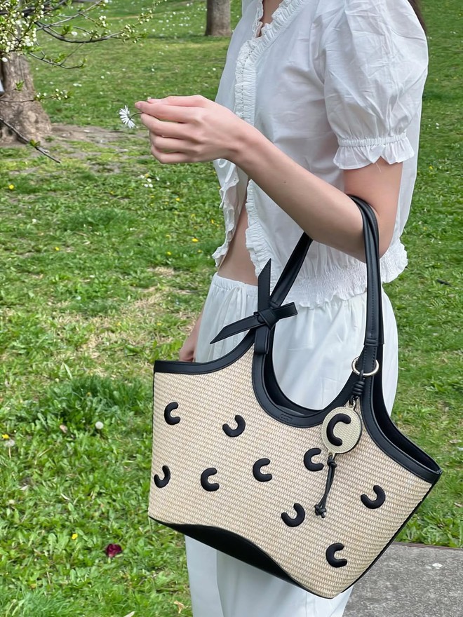 Thời trang du lịch mùa hè không thể thiếu túi cói- Ảnh 2. Thời trang du lịch mùa hè không thể thiếu túi cói- Ảnh 2.