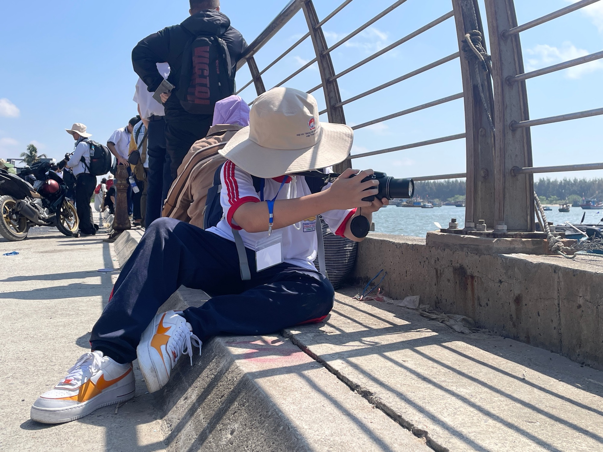 200 học trò TP.HCM 'đua' sáng tác ảnh tại Bình Châu - Hồ Cốc - Ảnh 2.