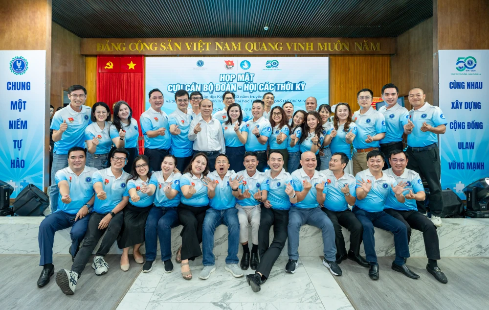 Hơn 200 cựu cán bộ Đoàn, hội tham gia chương trình họp mặt cán bộ Đoàn, hội của Trường ĐH Luật TP.HCM qua các thời kỳ. Ảnh: ULAW P1213_Chinh_H1.jpg