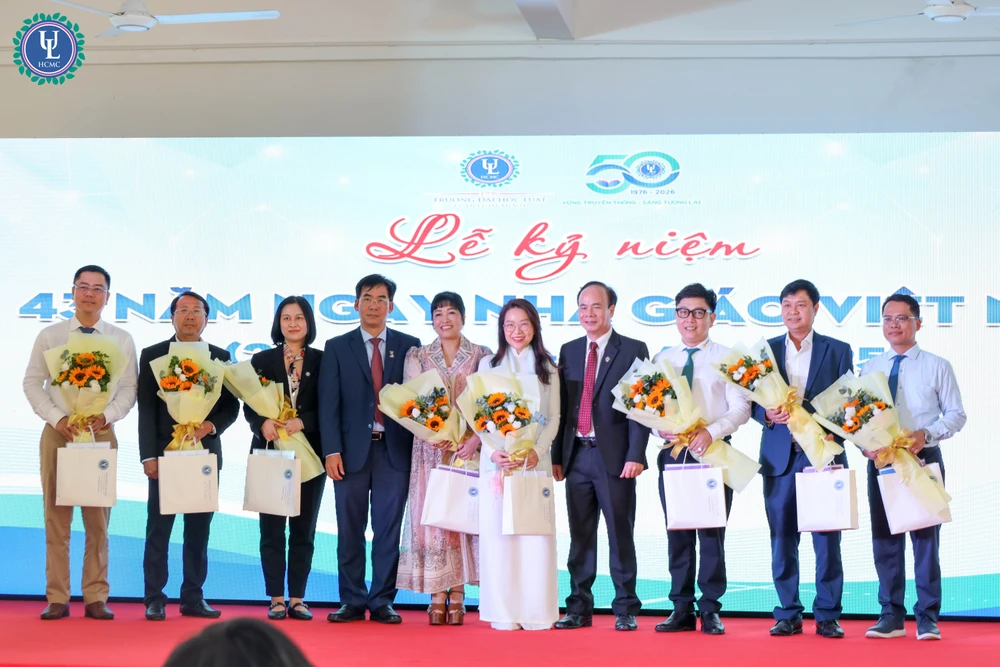 PGS-TS Vũ Văn Nhiêm, Bí thư Đảng ủy và TS Lê Trường Sơn, Hiệu trưởng Trường ĐH Luật TP.HCM, trao quyết định thành lập Câu lạc bộ Doanh nhân cựu sinh viên ULAW. Ảnh: ULAW P1213_Chinh_h2.jpg