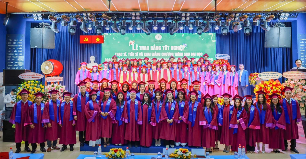 Tỉ lệ sinh viên Trường ĐH Luật TP.HCM có việc làm sau một năm tốt nghiệp đạt 97,43%. Trong ảnh: Lễ trao bằng thạc sĩ, tiến sĩ và khai giảng chương trình sau ĐH của trường. Ảnh: ULAW P1213_Chinh_h3.jpg