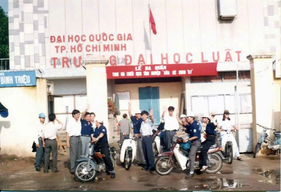 Sinh viên Trường ĐH Luật TP.HCM ra quân chiến dịch Mùa hè xanh 1997. Ảnh: MINH TRƯỜNG P1213_Cot phai_h4.jpg