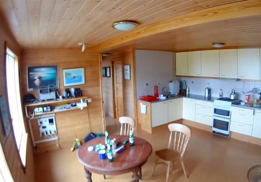 Sự thật về ngôi nhà cô độc nhất thế giới giữa đại dương và vị chủ nhà bí ẩn - 4