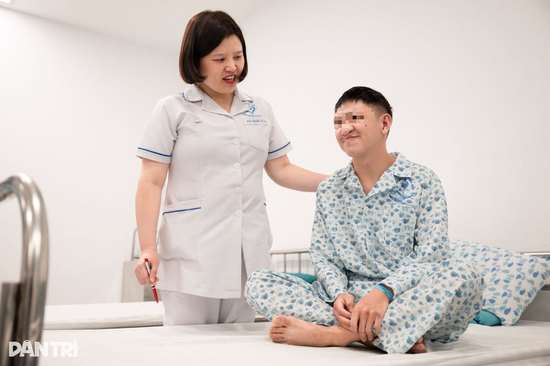 Hồi hộp xem đôi tay bác sĩ Việt - Mỹ tái tạo gương mặt cậu bé dị tật - 4