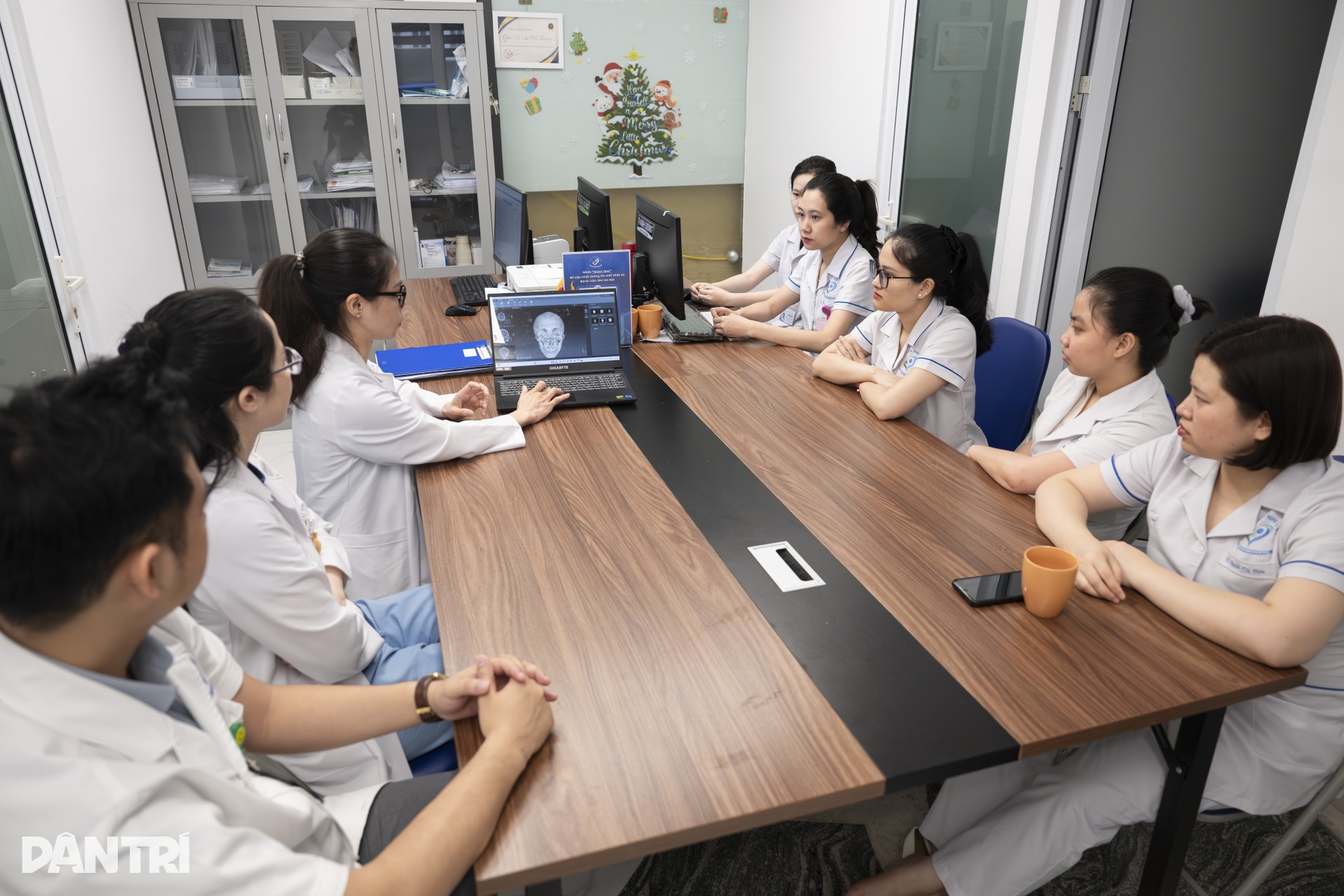 Hồi hộp xem đôi tay bác sĩ Việt - Mỹ tái tạo gương mặt cậu bé dị tật - 5