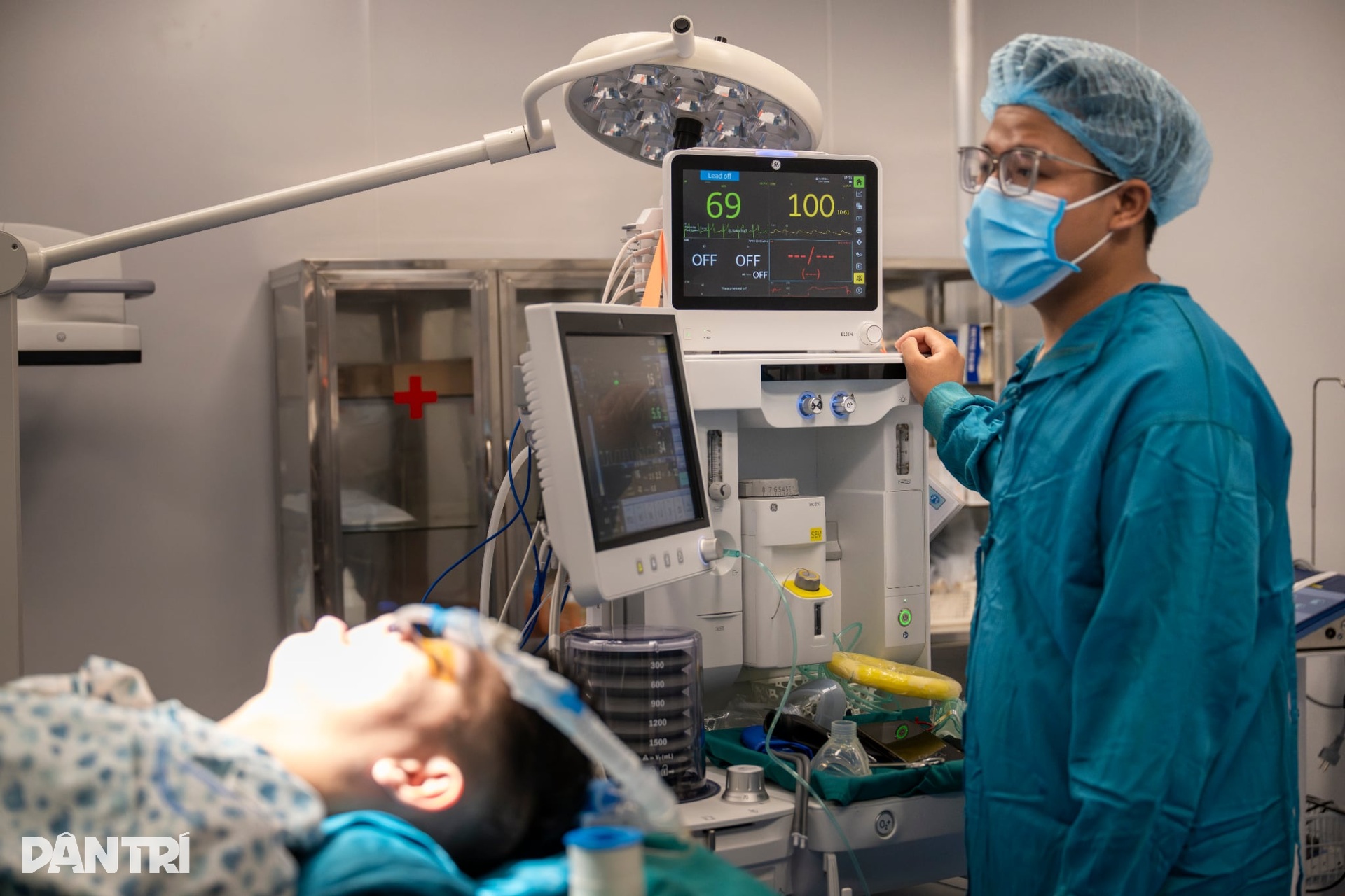 Hồi hộp xem đôi tay bác sĩ Việt - Mỹ tái tạo gương mặt cậu bé dị tật - 6