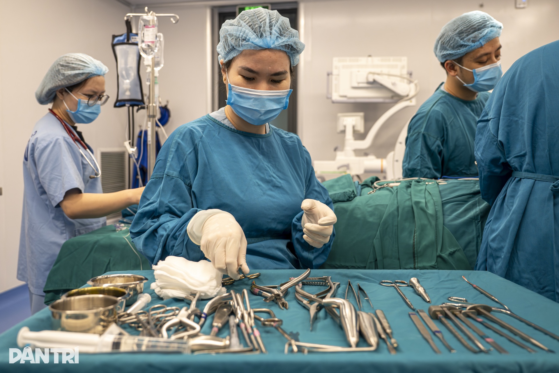 Hồi hộp xem đôi tay bác sĩ Việt - Mỹ tái tạo gương mặt cậu bé dị tật - 7