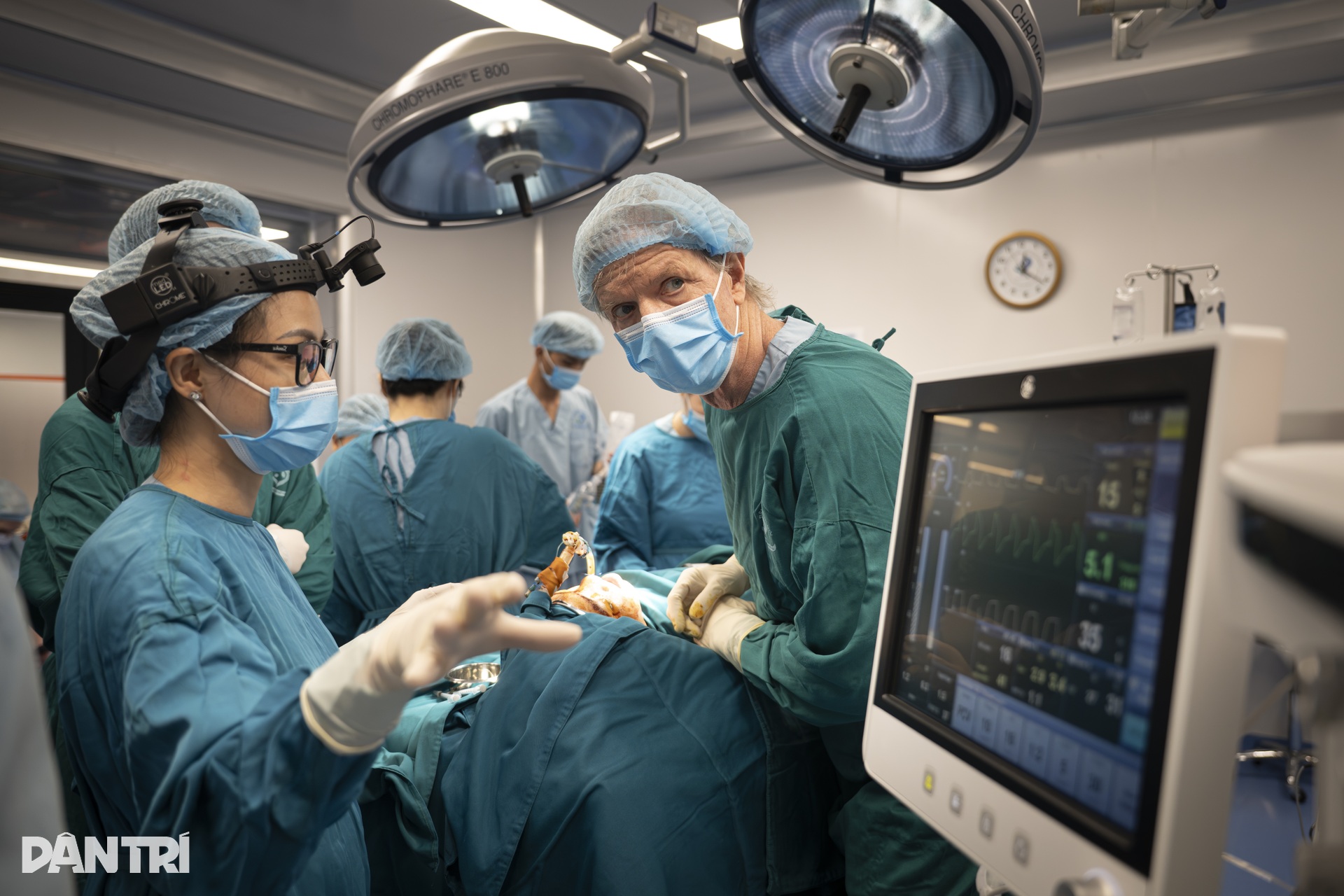 Hồi hộp xem đôi tay bác sĩ Việt - Mỹ tái tạo gương mặt cậu bé dị tật - 9