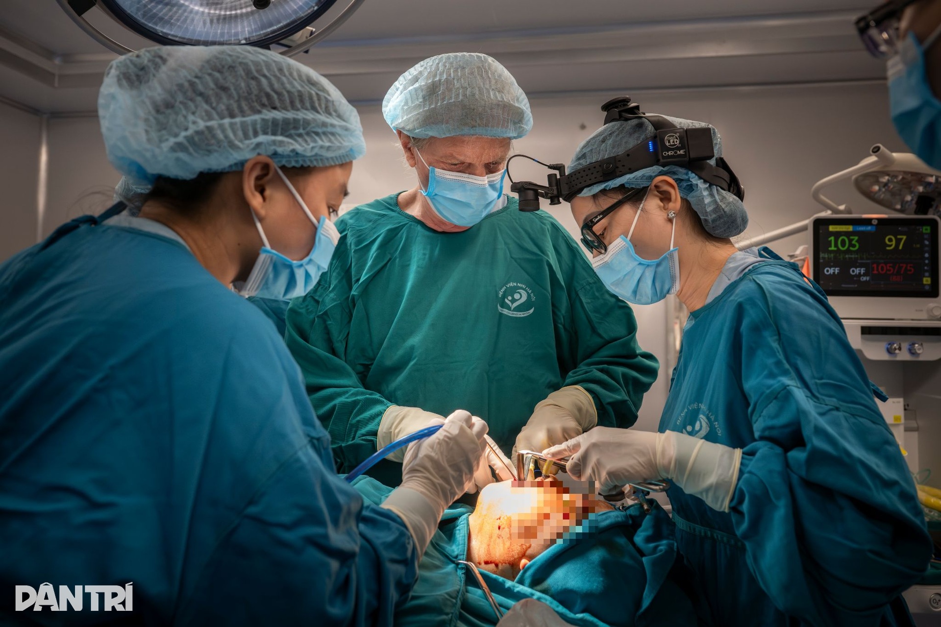 Hồi hộp xem đôi tay bác sĩ Việt - Mỹ tái tạo gương mặt cậu bé dị tật - 11