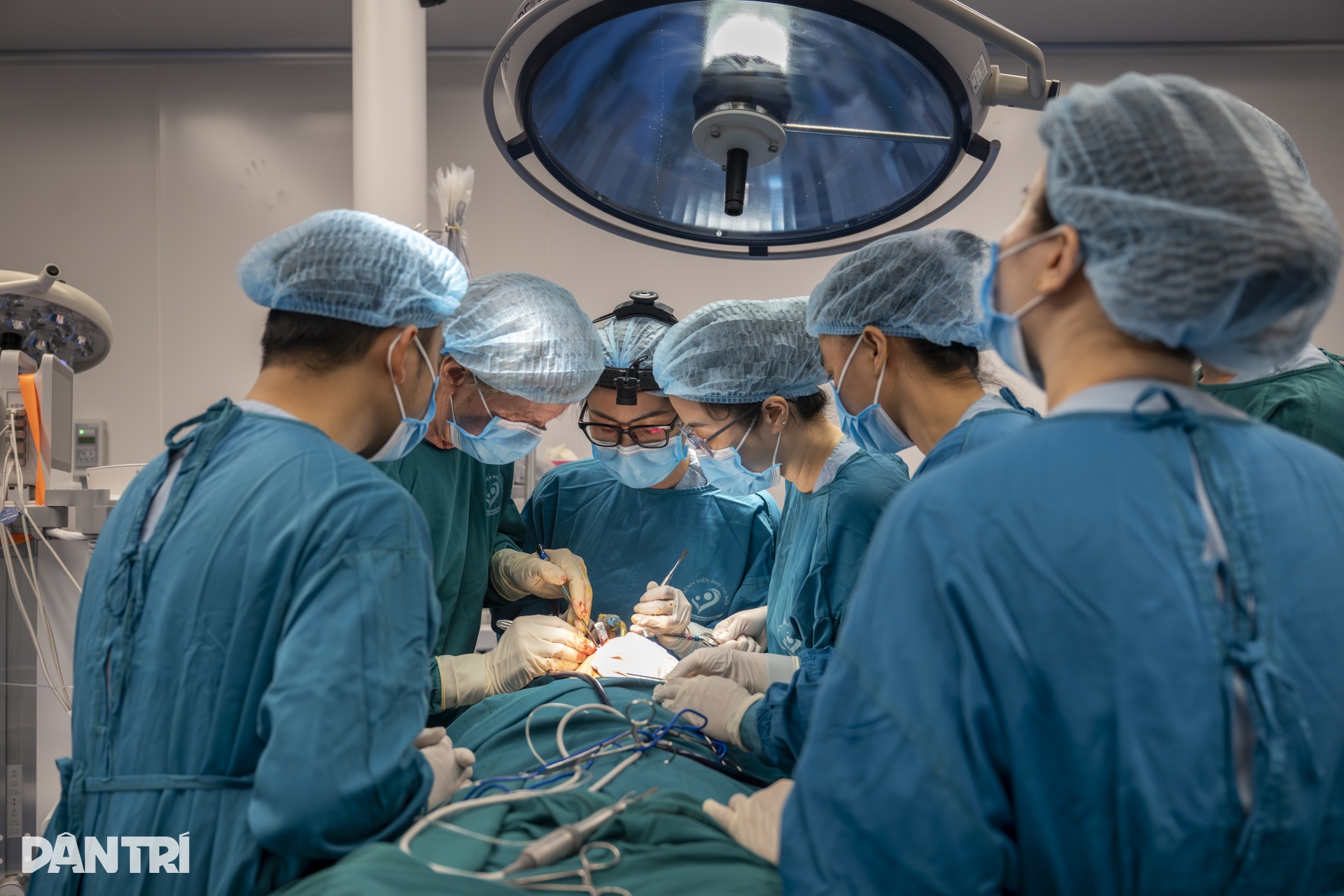 Hồi hộp xem đôi tay bác sĩ Việt - Mỹ tái tạo gương mặt cậu bé dị tật - 16