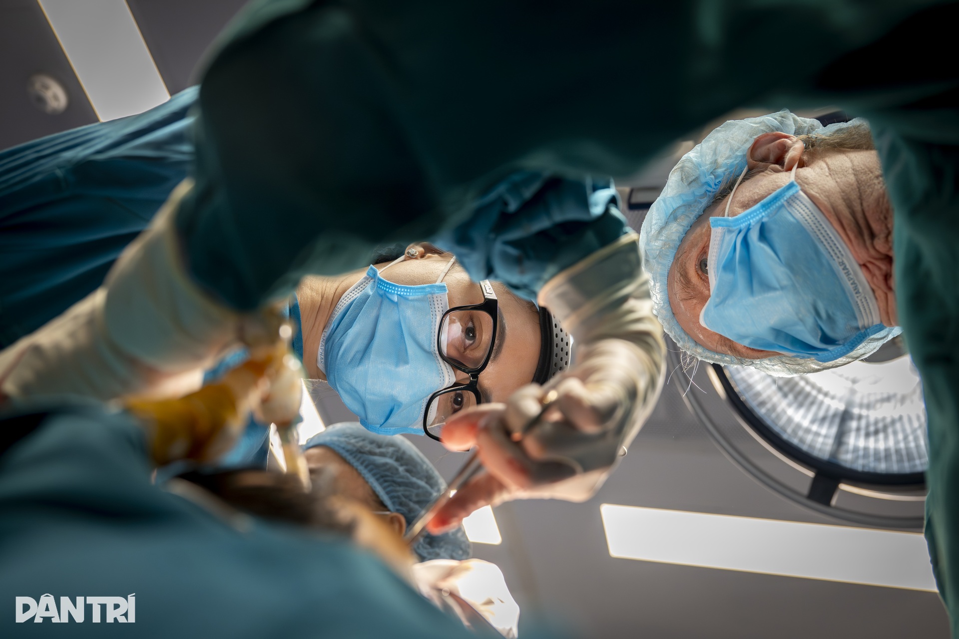 Hồi hộp xem đôi tay bác sĩ Việt - Mỹ tái tạo gương mặt cậu bé dị tật - 21