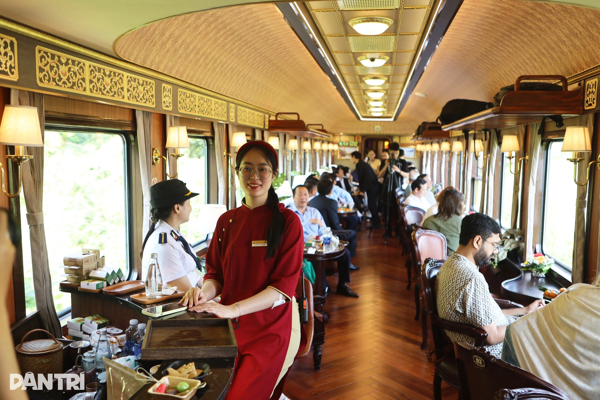 Khách Tây mặc áo dài khám phá cung đường sắt đẹp nhất thế giới ở Việt Nam - 3 Khách Tây mặc áo dài khám phá cung đường sắt đẹp nhất thế giới ở Việt Nam - 3