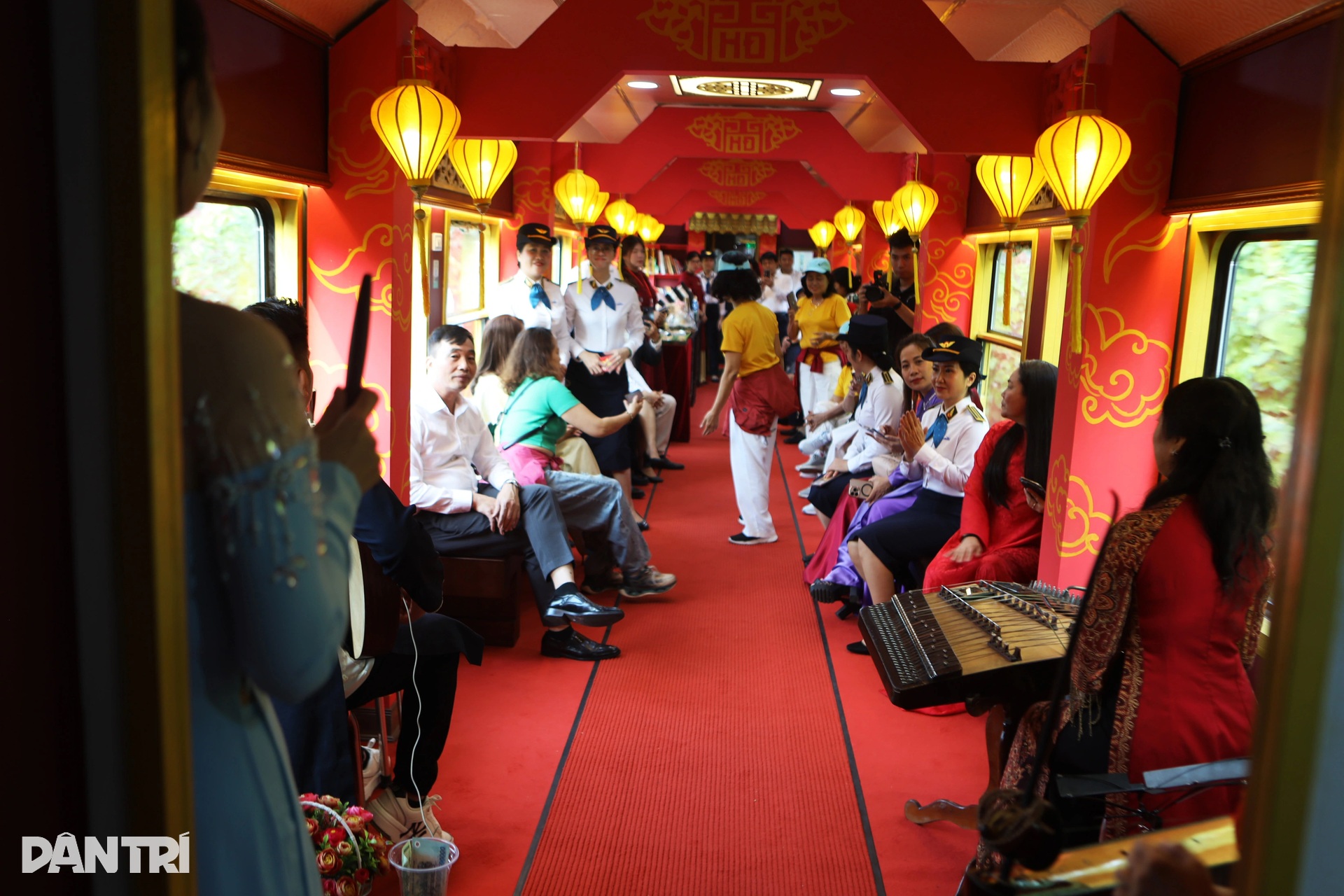 Khách Tây mặc áo dài khám phá cung đường sắt đẹp nhất thế giới ở Việt Nam - 5 Khách Tây mặc áo dài khám phá cung đường sắt đẹp nhất thế giới ở Việt Nam - 5