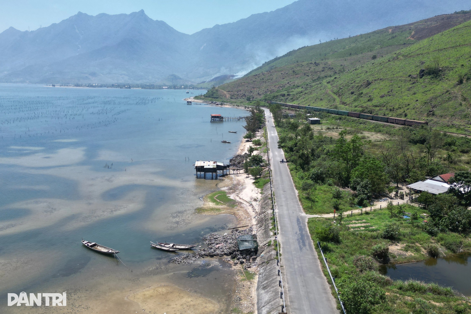 Khách Tây mặc áo dài khám phá cung đường sắt đẹp nhất thế giới ở Việt Nam - 7 Khách Tây mặc áo dài khám phá cung đường sắt đẹp nhất thế giới ở Việt Nam - 7