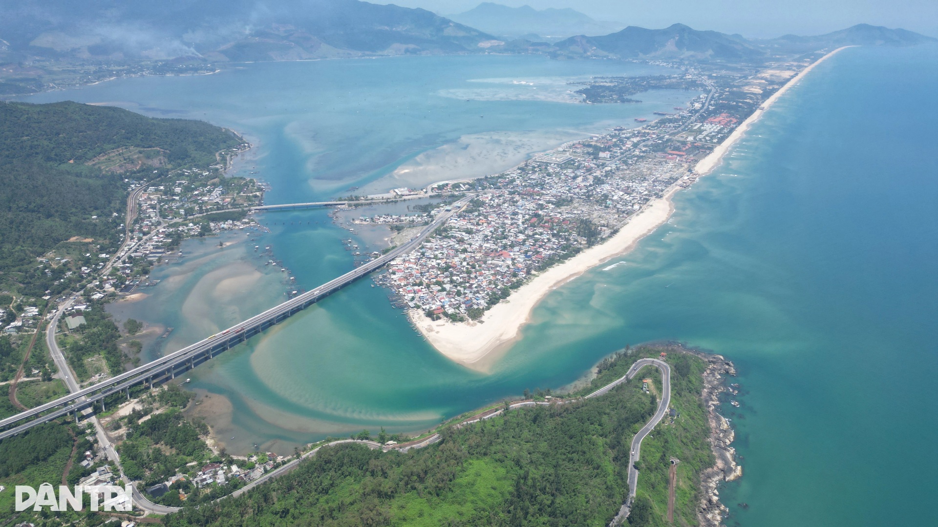 Khách Tây mặc áo dài khám phá cung đường sắt đẹp nhất thế giới ở Việt Nam - 8 Khách Tây mặc áo dài khám phá cung đường sắt đẹp nhất thế giới ở Việt Nam - 8