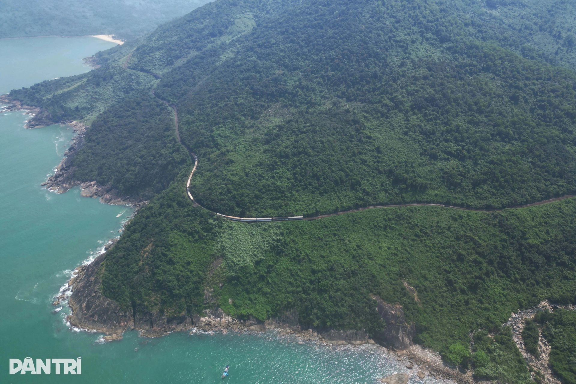 Khách Tây mặc áo dài khám phá cung đường sắt đẹp nhất thế giới ở Việt Nam - 10 Khách Tây mặc áo dài khám phá cung đường sắt đẹp nhất thế giới ở Việt Nam - 10