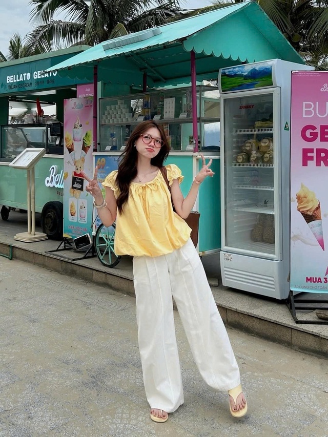 Đón nắng hè 2026 với áo kiểu màu vàng nữ tính thời thượng - Ảnh 7. Đón nắng hè 2026 với áo kiểu màu vàng nữ tính thời thượng - Ảnh 7.