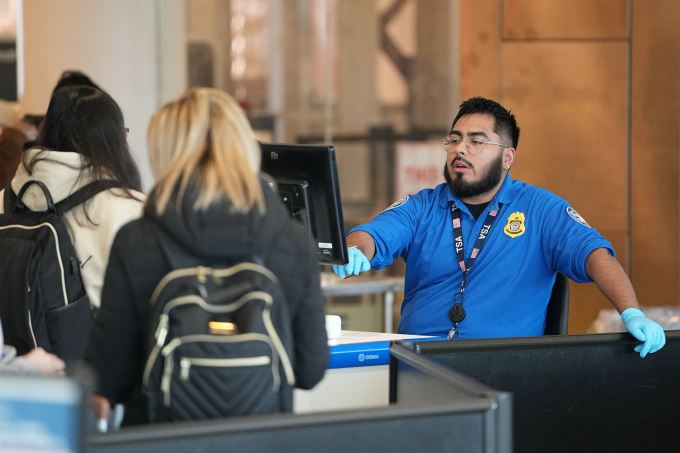Nhân viên TSA làm việc tại cổng kiểm soát an ninh ở sân bay quốc tế Philadelphia, ngày 27/3. Ảnh: AP