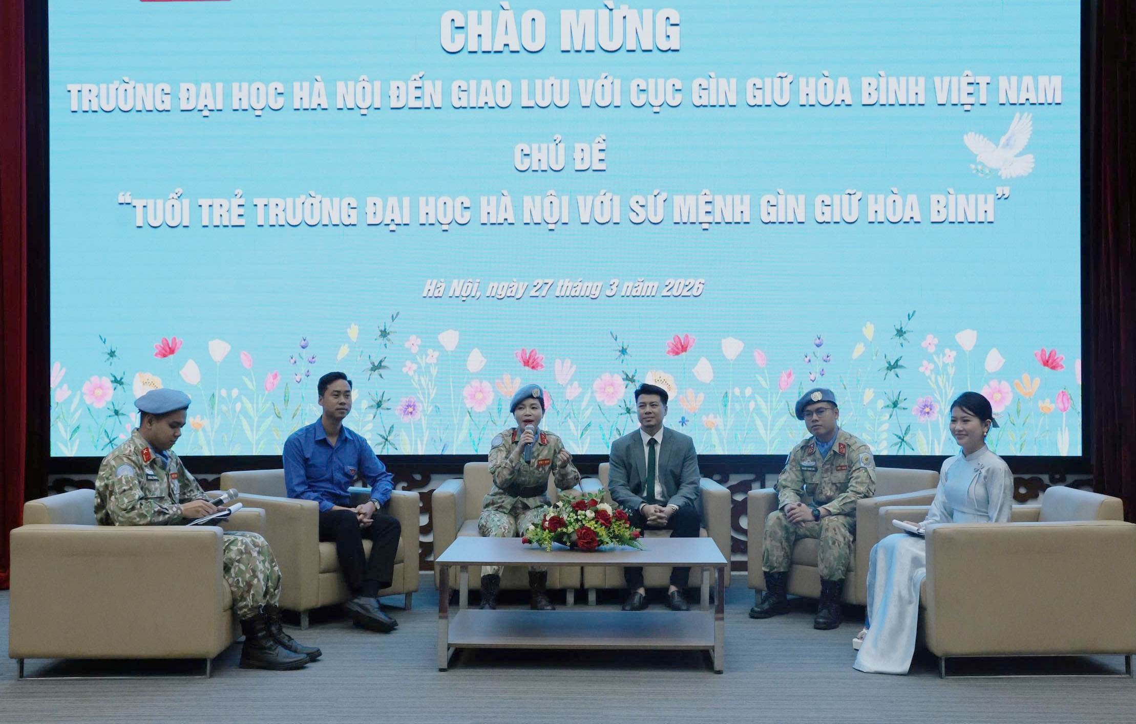 Sinh viên thích thú xem đặc công biểu diễn, ăn cơm bộ đội và nghe chuyện gìn giữ hòa bình 2 Sinh viên thích thú xem đặc công biểu diễn, ăn cơm bộ đội và nghe chuyện gìn giữ hòa bình - Ảnh 2.