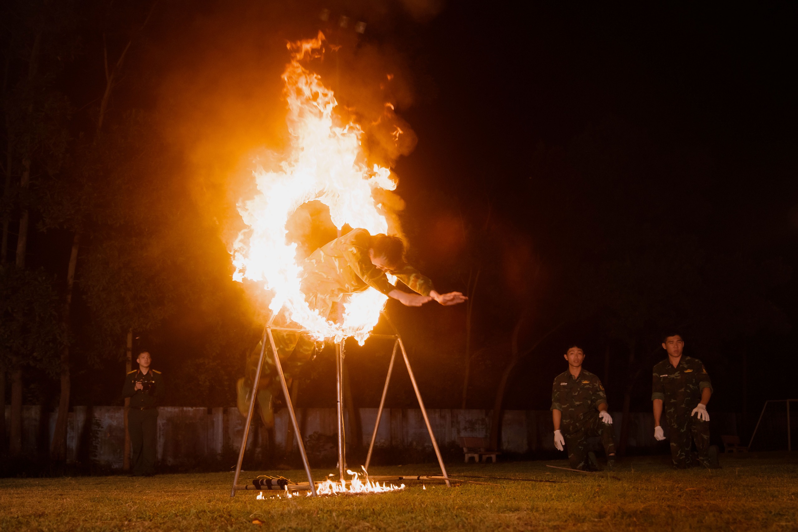 Sinh viên thích thú xem đặc công biểu diễn, ăn cơm bộ đội và nghe chuyện gìn giữ hòa bình 3 Sinh viên thích thú xem đặc công biểu diễn, ăn cơm bộ đội và nghe chuyện gìn giữ hòa bình - Ảnh 4.