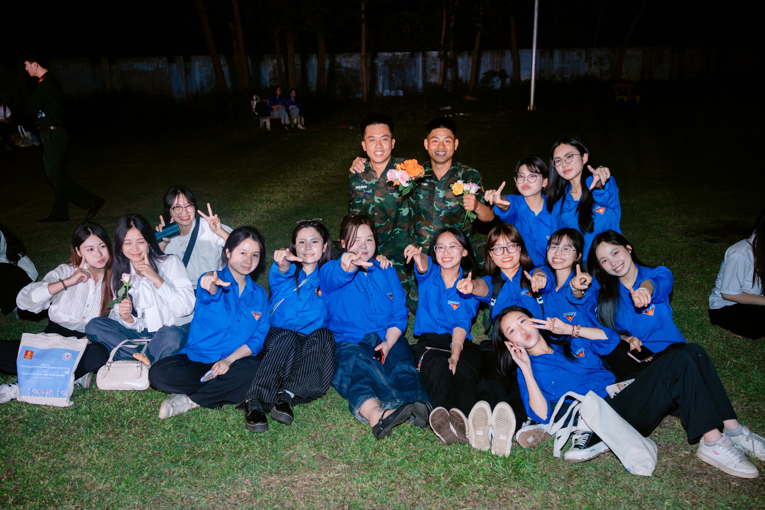 Sinh viên thích thú xem đặc công biểu diễn, ăn cơm bộ đội và nghe chuyện gìn giữ hòa bình 4 Sinh viên thích thú xem đặc công biểu diễn, ăn cơm bộ đội và nghe chuyện gìn giữ hòa bình - Ảnh 4.