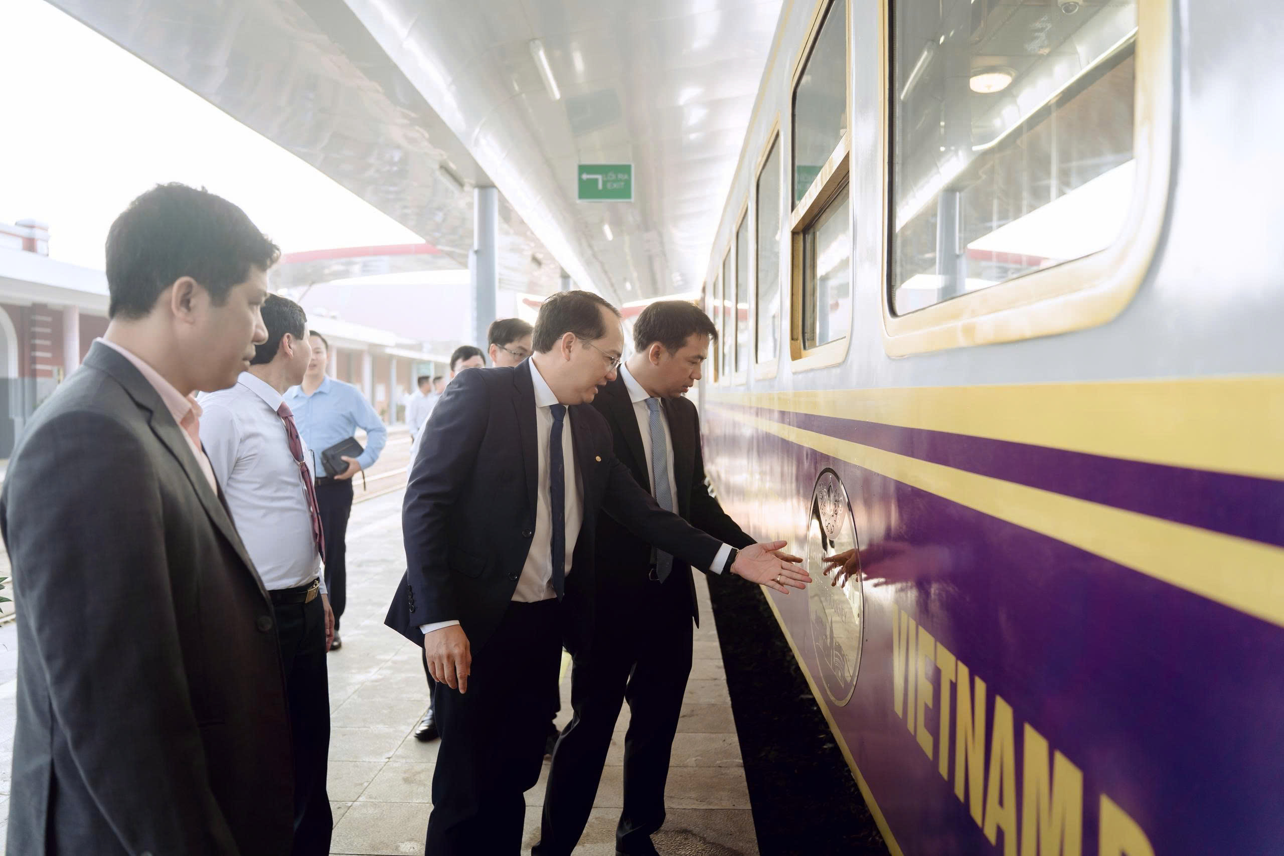 Bất ngờ với giao diện "tím Huế mộng mơ" của đoàn tàu di sản miền Trung 2 Bất ngờ với giao diện