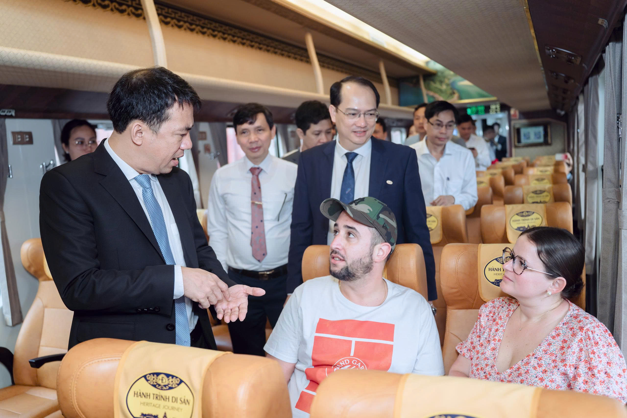 Bất ngờ với giao diện "tím Huế mộng mơ" của đoàn tàu di sản miền Trung 3 Bất ngờ với giao diện