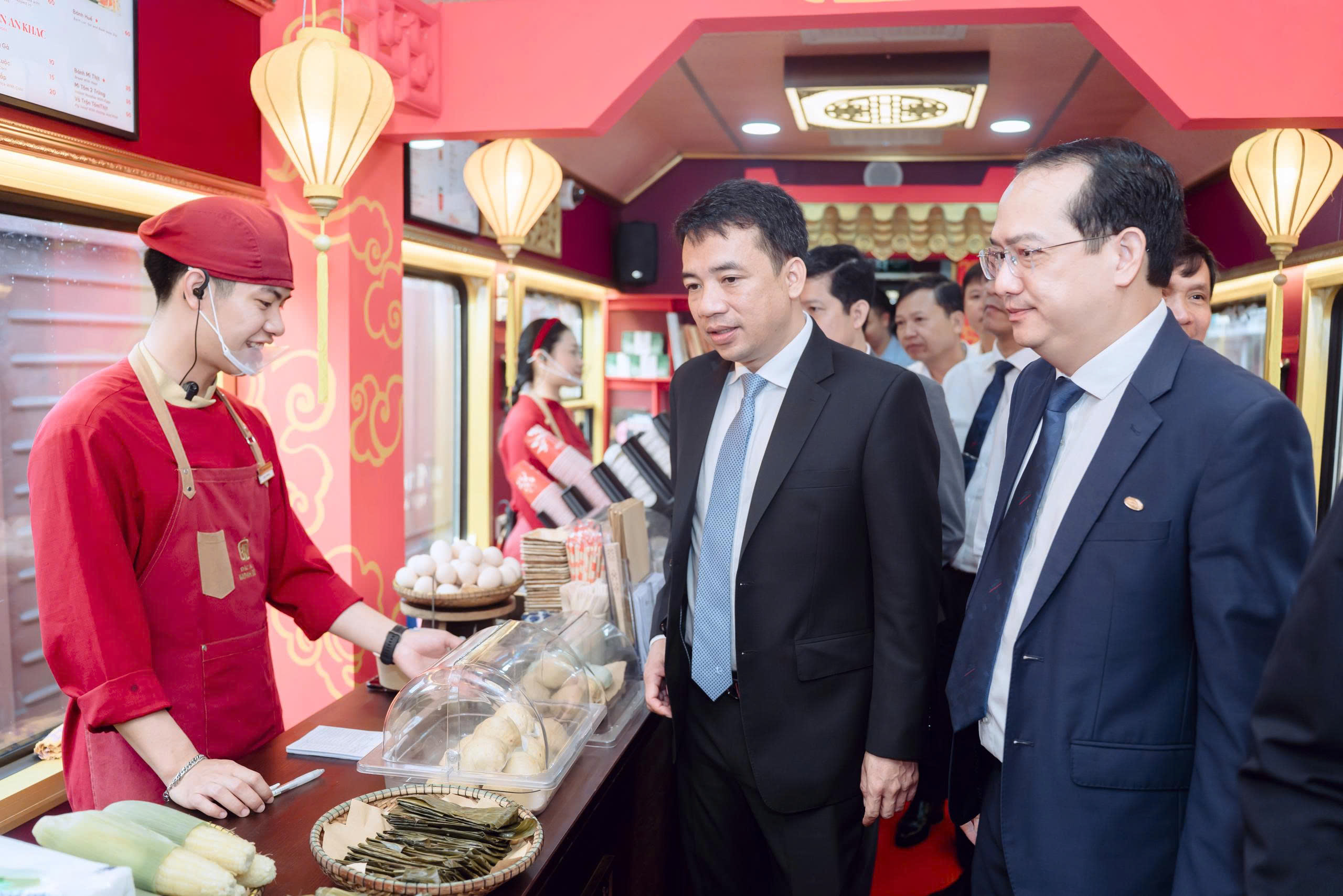 Bất ngờ với giao diện "tím Huế mộng mơ" của đoàn tàu di sản miền Trung 4 Bất ngờ với giao diện