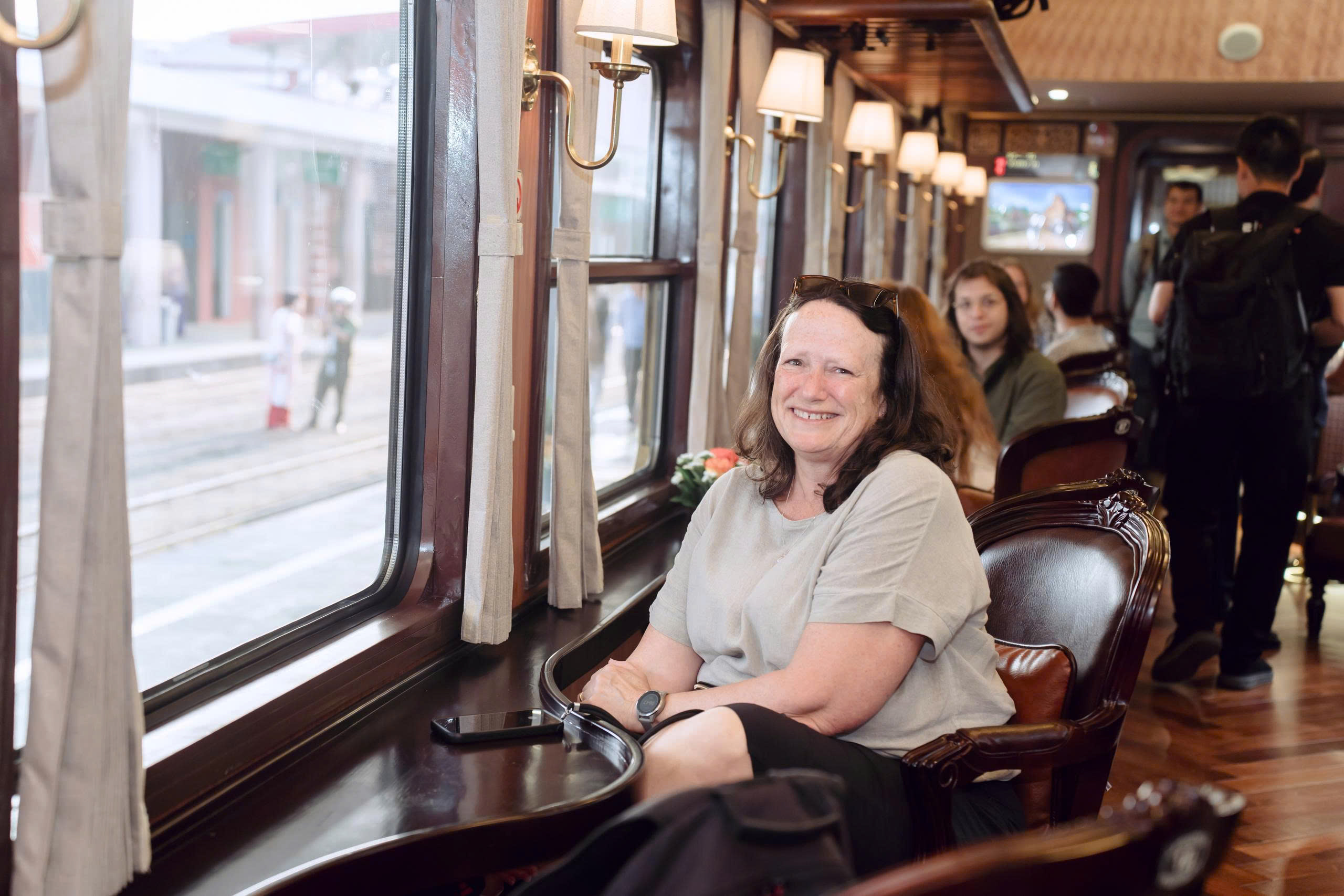 Bất ngờ với giao diện "tím Huế mộng mơ" của đoàn tàu di sản miền Trung 5 Bất ngờ với giao diện