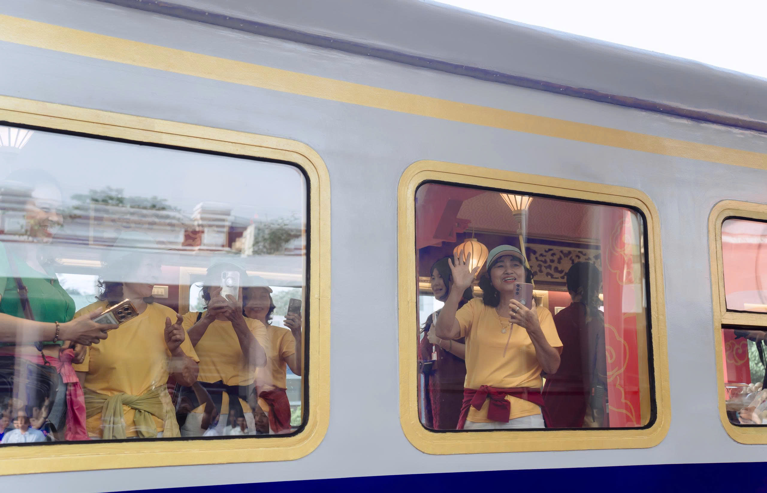 Bất ngờ với giao diện "tím Huế mộng mơ" của đoàn tàu di sản miền Trung 6 Bất ngờ với giao diện