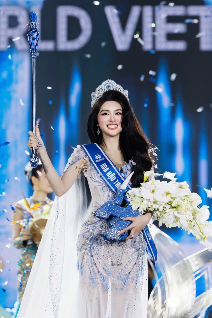Hành trình chinh phục vương miện Miss World Vietnam của Phương Oanh 3 Với sự thể hiện đồng đều cùng phong thái tự tin, Phương Oanh đăng quang Miss World Vietnam 2025 trong đêm chung kết tại TP HCM, khép lại hành trình nhiều nỗ lực.