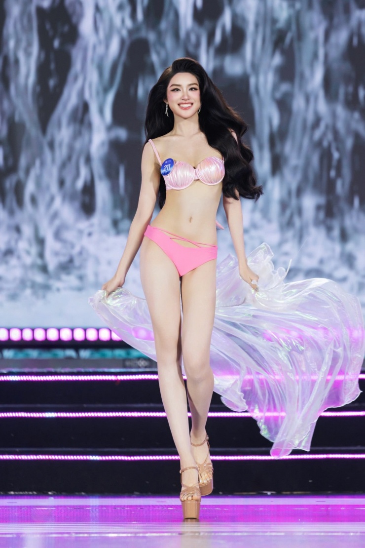 Hành trình chinh phục vương miện Miss World Vietnam của Phương Oanh 4 Ở phần thi áo tắm, Phương Oanh gây ấn tượng với sải bước tự tin, hình thể cân đối cùng làn da sáng. Cô cao 1,73 m, số đo ba vòng lần lượt là 83-61-92 cm.