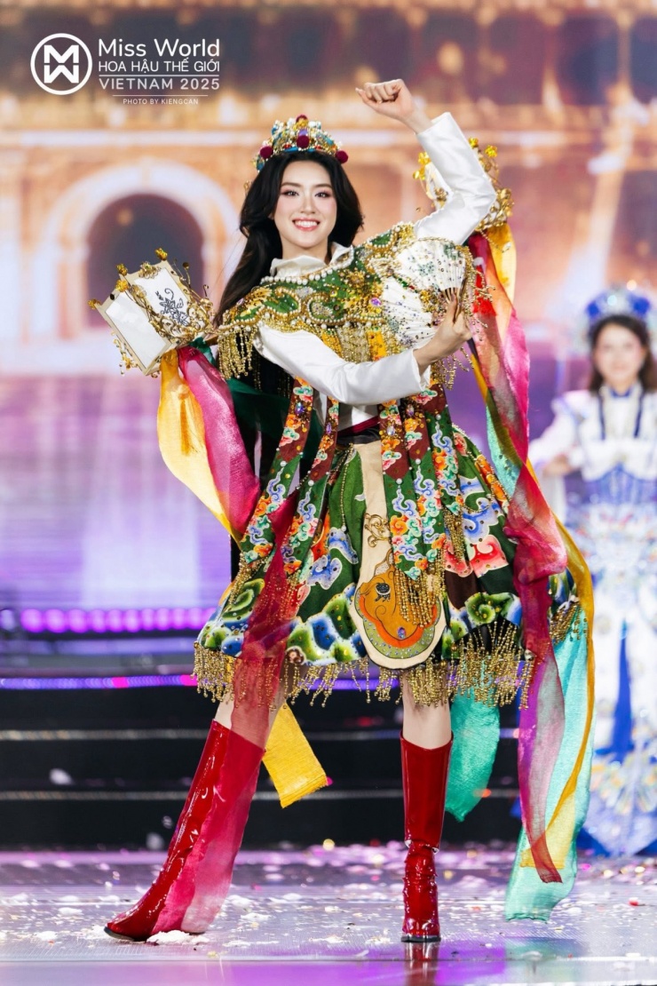 Hành trình chinh phục vương miện Miss World Vietnam của Phương Oanh 5 Trong phần thi "Dance Of The World" hôm 25/3, cô trình diễn trang phục "Lục triệt mã đăng", lấy cảm hứng từ điệu múa cung đình triều Nguyễn thường xuất hiện trong các dịp lễ trọng. Phần thể hiện được đánh giá cao về thần thái và kỹ năng trình diễn.