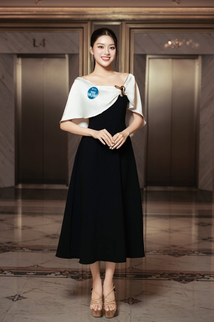 Hành trình chinh phục vương miện Miss World Vietnam của Phương Oanh 7 Trước đó, ở vòng Queen Talk ngày 17/3, cô vào top 4 nhờ khả năng giao tiếp và tư duy. Người đẹp từng chia sẻ nỗ lực cải thiện tiếng Anh từ khi còn hạn chế ở tuổi 16 đến việc tự tin trình bày quan điểm trước ban giám khảo.