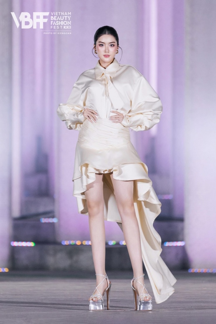 Hành trình chinh phục vương miện Miss World Vietnam của Phương Oanh 8 Ở phần thi Người đẹp Thời trang, cô vào top 5 - một trong những dấu mốc đầu tiên tại cuộc thi, góp phần giúp cô tạo ấn tượng với khán giả.