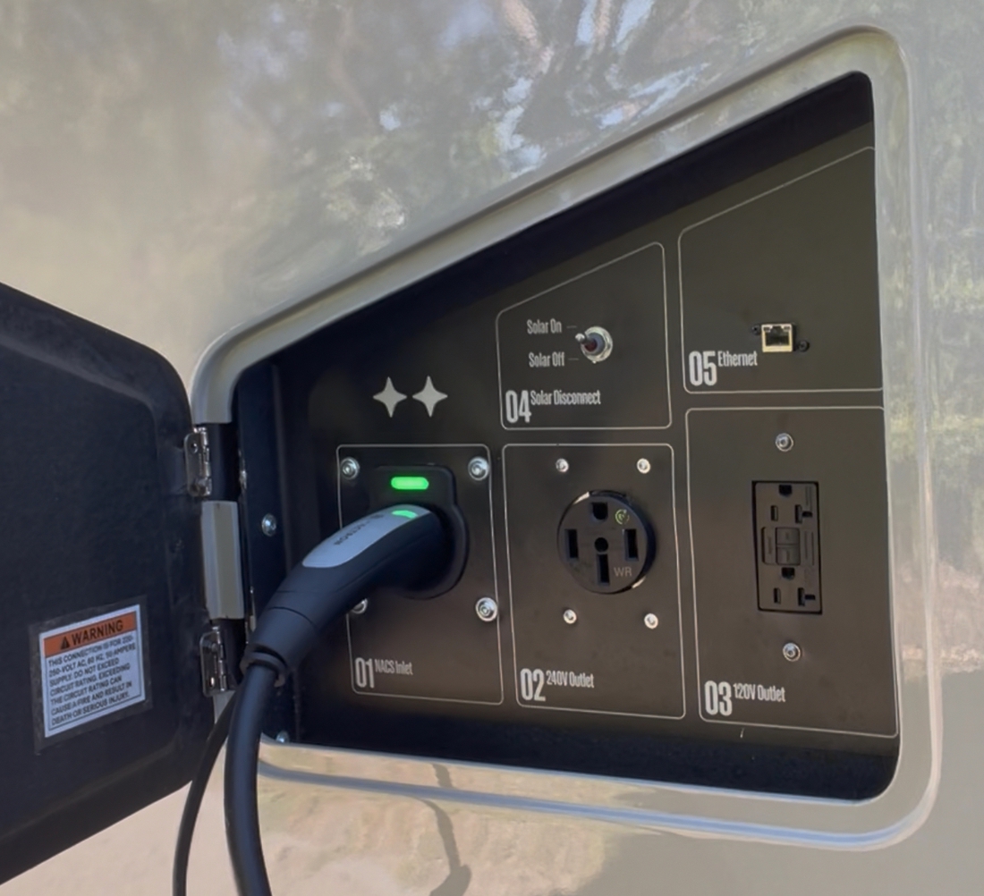 Nhà di động đủ điện để sinh hoạt cả tuần trong rừng, ô tô kéo nhàn tênh - Ảnh 4.