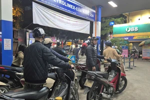 Nóng: Đồng loạt giảm nhiều loại thuế, giá xăng giảm hơn 5.600 đồng/lít