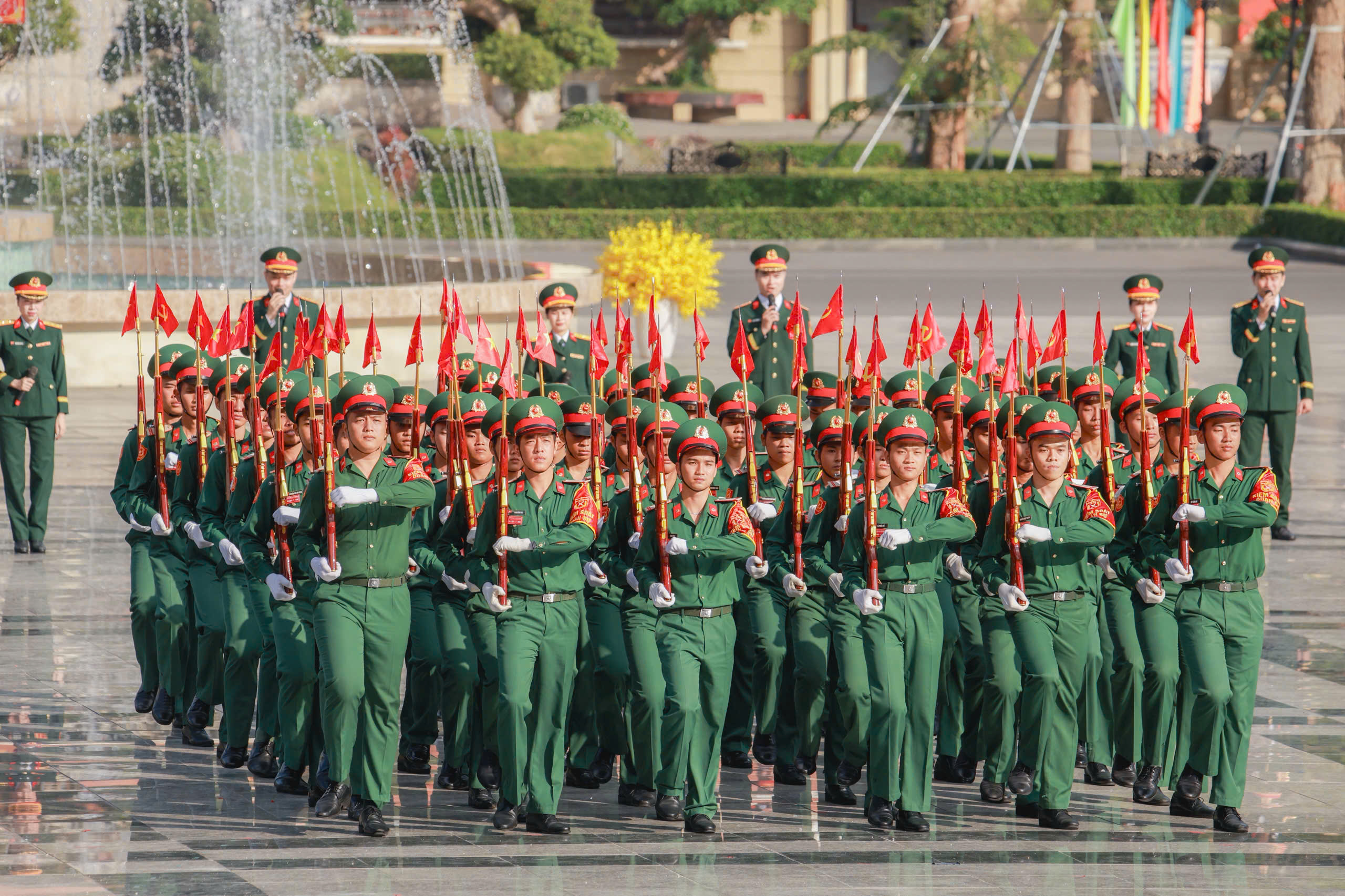 2.500 cán bộ, chiến sĩ đồng diễn nghệ thuật ở Quân khu 7- Ảnh 4. 2.500 cán bộ, chiến sĩ đồng diễn nghệ thuật ở Quân khu 7- Ảnh 4.