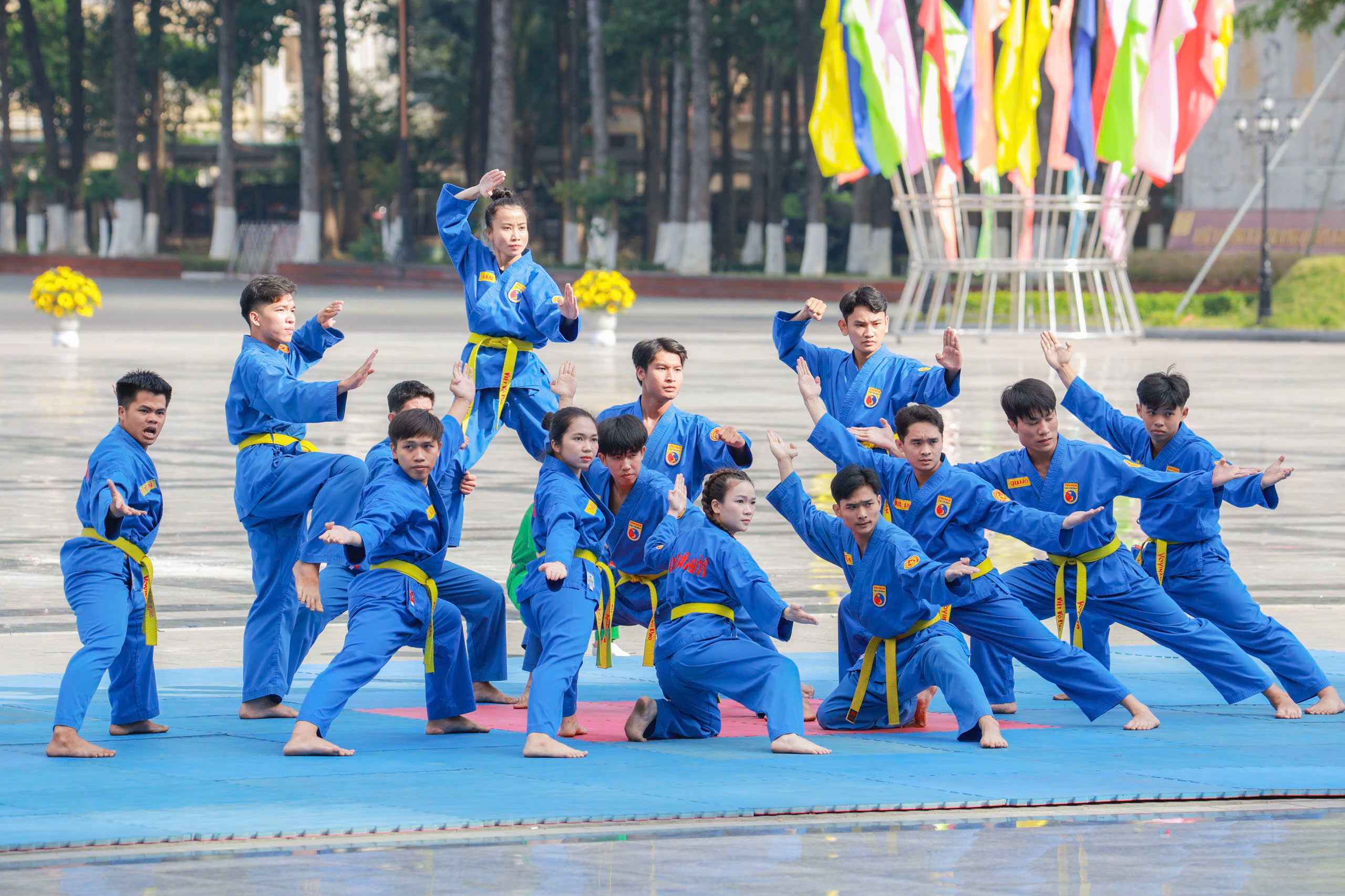 2.500 cán bộ, chiến sĩ đồng diễn nghệ thuật ở Quân khu 7- Ảnh 8. 2.500 cán bộ, chiến sĩ đồng diễn nghệ thuật ở Quân khu 7- Ảnh 8.