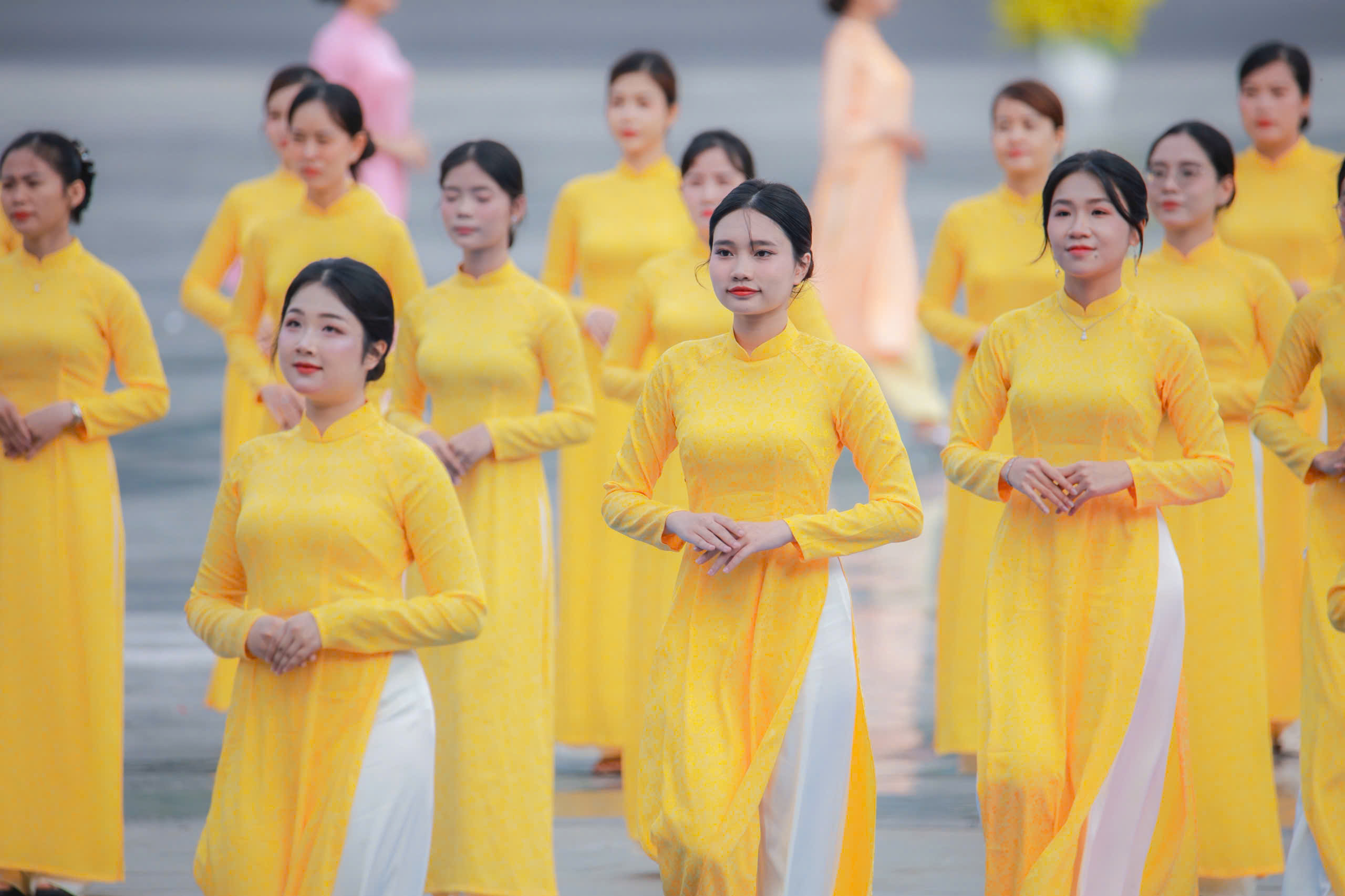 2.500 cán bộ, chiến sĩ đồng diễn nghệ thuật ở Quân khu 7- Ảnh 9. 2.500 cán bộ, chiến sĩ đồng diễn nghệ thuật ở Quân khu 7- Ảnh 9.