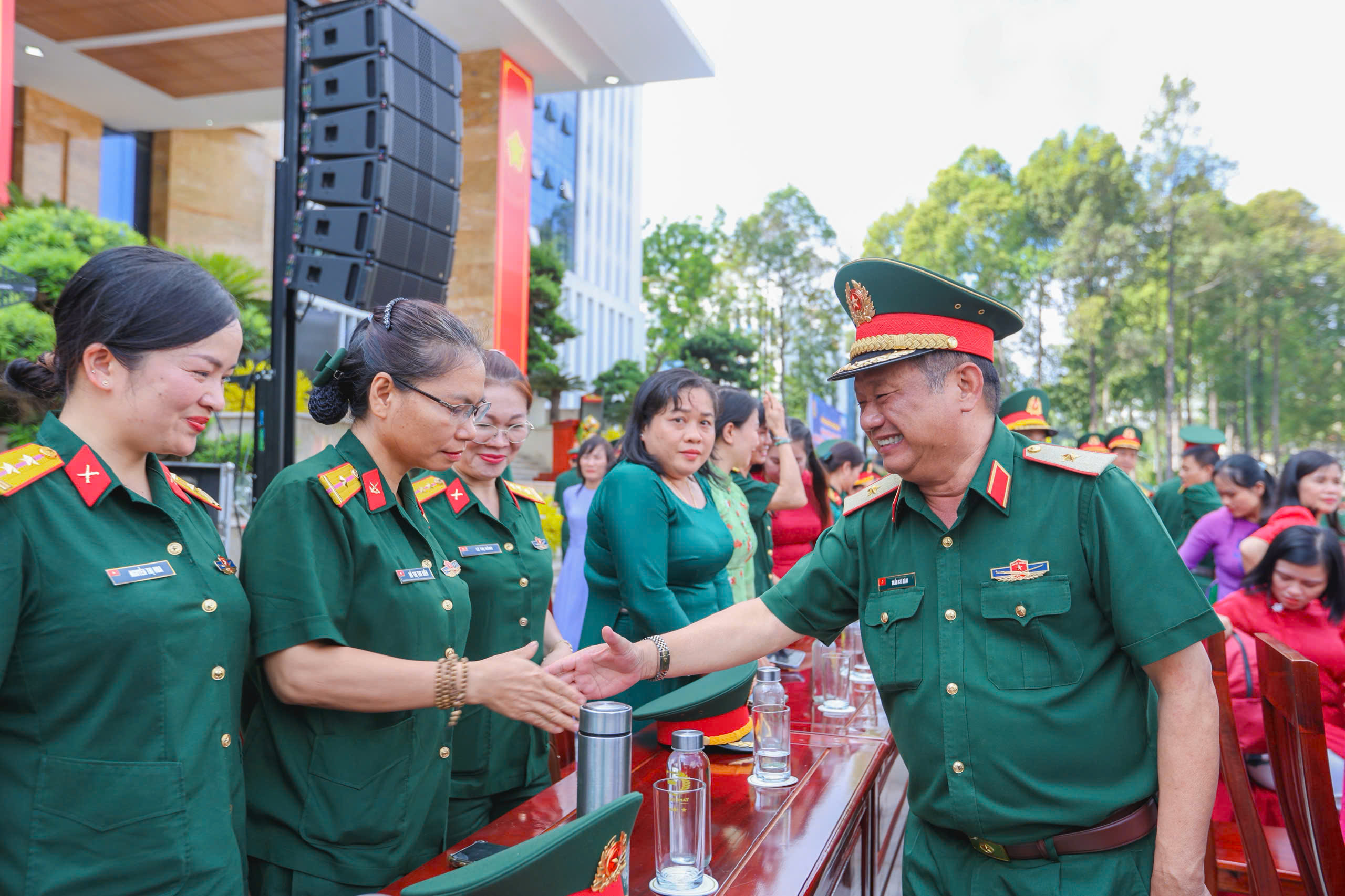 2.500 cán bộ, chiến sĩ đồng diễn nghệ thuật ở Quân khu 7- Ảnh 10. 2.500 cán bộ, chiến sĩ đồng diễn nghệ thuật ở Quân khu 7- Ảnh 10.