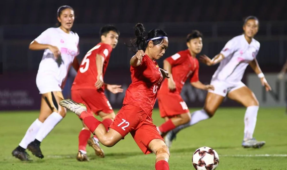 CLB nữ TP.HCM (đỏ) gặp gỡ đồng nghiệp Triều Tiên lúc 15 giờ ngày 28-3 trên sân Quốc gia Lào. Ảnh: AFC. CLB-Nu- TP.HCM-2.jpg