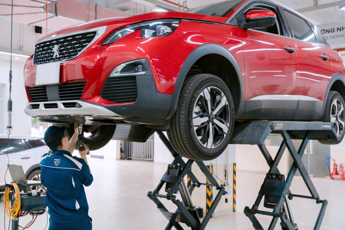 Kỹ thuật viên kiểm tra hệ thống gầm xe. Ảnh: Thaco Auto