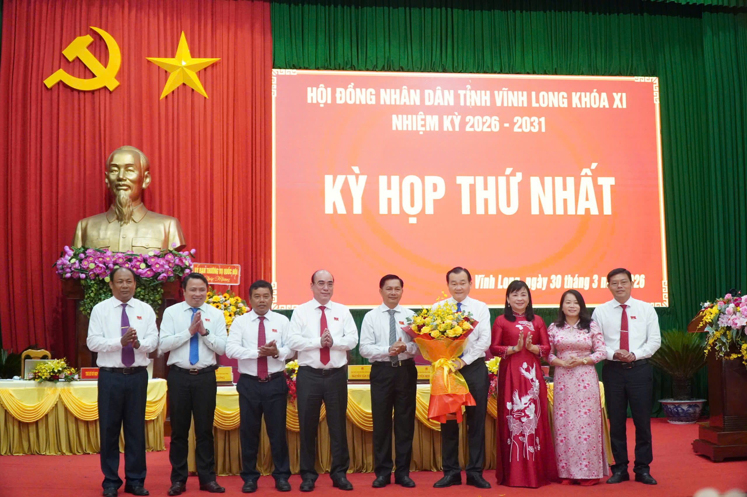 Chủ tịch HĐND và Chủ tịch UBND tỉnh Vĩnh Long tái đắc cử - Ảnh 3.