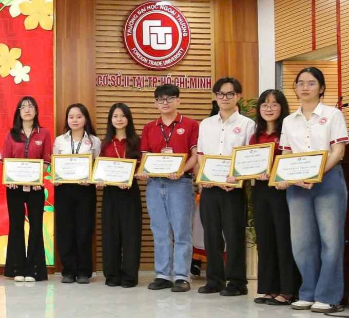 Phạm Quốc Trí (thứ 4 từ trái qua) trong một lần nhận học bổng doanh nghiệp, năm 2025. Ảnh: Nhân vật cung cấp